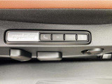 フロントシートは両席電動アシストタイプ。プリセットメモリー機能を装備し、ご家族で運転交代される際も、ポジション調整の手間がかかりません。