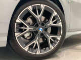 BMWの純正アロイホイールは軽量かつ強度にも優れているホイールで走行性能を引き上げる設計になっております。足元にもBMWは妥協がなくこだわっている個所になります。