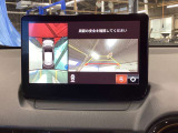360°ビューモニターでは前後左右4つのカメラ映像をさまざまな走行状況に応じて切り替えてセンターディスプレイに表示することで、駐車時や狭い道でのすれ違い時、見通しの悪い交差点進入時でも安心感を高めます