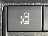 【パワースライドドア】スマートキーや運転席のスイッチでスライドドアの開閉が可能♪電動だから力を入れてドアを開ける必要が無く、小さいお子様でも、重い荷物を持っている時もラクに開け閉めできます♪