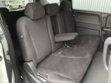 2列目シートは背もたれの角度調節ができるベンチシートになっております。長距離運転になってもゆったりとできるように、アームレストがついてます。