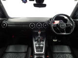 室内の使用感も少なく、まだまだこれから安心して長くお乗りいただけるお車です。