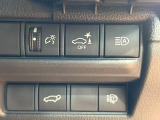 【パワーバックドア】スマートキーや運転席のボタンを押すだけでリアゲートが自動で開閉します!荷物を持っている時や、高い位置にあるバックドアを閉める際に便利な機能です♪