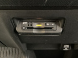 エアコンパネルの下にETCがついています。高速道路の料金所の通過も楽々です!。 カードの取り出しもしやすい場所についています。