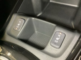 センターコンソールに、前席の左右別々のシートヒータースイッチが付いており、2段階で温度設定ができます。