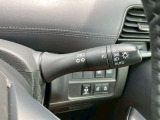 オートライト機能付き。走行中の車が周囲の明るさを感知して、自動的に点灯/消灯してくれます。