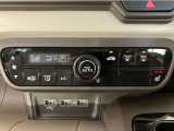 【シートヒーター&USB端子】運転席にはシートヒーターが装備されております。また充電用USBジャック(急速充電対応タイプ2個付)を装備しております。