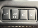 【パワーバックドア】スマートキーや運転席のボタンを押すだけでリアゲートが自動で開閉します!荷物を持っている時や、高い位置にあるバックドアを閉める際に便利な機能です♪