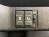 左右両側パワースライドドアが付いています。ワンタッチで簡単にお子様でも、お年寄りの方でも、開閉できますからとても便利です。キーレスや車内スイッチでも自動でドアの開閉ができます。