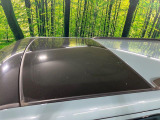 【サンルーフ】開放感たっぷりの希少装備、サンルーフが装着されています!車内に明かりを取り入れたり景色を楽しむ以外にも、車内の空気も簡単に換気できて快適です!
