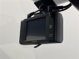 【前方ドライブレコーダー】映像・音声などの運転中の記録を残します。事故などを起こした起こされた時の証拠になりえますので、もしも時でも安心ですね。