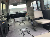 後部、補助シートで車いすの方とも近いので介護される方も安心です。