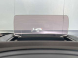 【ヘッドアップディスプレイ】運転中、ドライバーの視線上に必要な情報が表示できるので、視線移動や焦点調節が少なくなり安全運転に役立ちます。