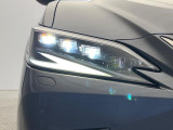 【三眼LEDヘッドライト】スタイリッシュな見た目の三眼LEDヘッドライトを装備♪スタイルだけでなく、夜間の走行も視界良好で安心してお乗りいただけます。