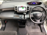 車内は光触媒抗菌消臭施工済です。スタイリッシュなデザインでスポーティなインパネ周りを演出します。グローブボックスやカップホルダーのほかにトレーなどたくさんの収納スペースが付いています。