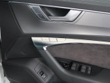 燃料一滴一滴をパワーへと昇華させるAudi独自のFSI(直噴システム)により、燃料を無駄なく燃焼。