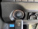 【スマートキー/プッシュスタート】鍵を持っているだけで、ドアロック解除・施錠からエンジンスタートまで操作できる便利な機能です。