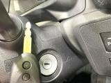 【キーレス】少し離れた場所からでもボタン一つでドアの開錠・施錠ができるのでとっても便利!ドアの鍵穴周りに傷をつけることもありません♪