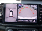 【インテリジェントアラウンドビュ-モニタ-】駐車中のクルマを、上空から見下ろしているかのような映像にして表示します。ひと目で周囲の状況がわかるため、スムースに駐車できます。