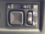 【電動格納ミラー】サイドミラーは電動格納式となっており、狭い駐車場でもキズがつくリスクを抑えられます。