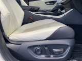 【パワーシート】スイッチでシートポジションの調節が可能なパワーシート。快適な運転姿勢が実現でき、ドライブを一層お楽しみ頂けます。