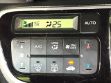 【オートエアコン】一度お好みの温度に設定すれば、車内の温度を検知し風量や温度を自動で調整。暑い…寒い…と何度もスイッチ操作をする必要はありません。快適な車内空間には必須の機能ですね♪