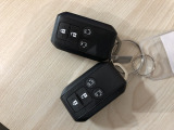 携帯するだけでドア等の施錠・開錠・エンジン始動が可能なスマートキーシステムを装備しております。便利尚のシステムは一度使うと手放せません。セキュリティ面でも安心です。