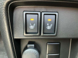運転席と助手席にはシートヒーター機能付き!直ぐに暖かくなる為、真冬の寒い朝一には重宝される嬉しいアイテムです!