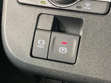 【電動パーキングブレーキ】パーキングブレーキは便利な電動式!ボタン一つで操作でき、アクセルを踏めば自動で解除されます♪レバーやペダルが無いので運転席廻りもすっきりしますね♪