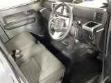 【運転席】座り心地が良いシートなので長時間の運転でも快適にお過ごしいただけます。新品のフロアマットのご注文も可能です。掲載箇所以外にご希望の写真がございましたらお気軽にお問い合わせ下さい。