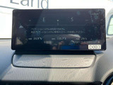 お手元のスマートフォンと接続して頂く事で使用可能な「Apple CarPlay/Android Auto」電話の応答は勿論、メッセージの受信やLINE、音楽接続からナビアプリの使用まで幅広く活躍致します。
