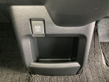 アクセサリーソケットはUSBのアダプターなどをつければ、スマホの充電にも使えます。周辺には物が置けるボックスがついています。