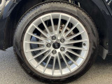 17インチ純正アルミホイール装備 全車両に標準装備の純正アルミホイールは、純正ならではのバランスの良いデザインと、走行安定性をお楽しみ頂けます。