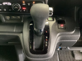 CVT車のセレクトレバーです。低速から高速まで、変速ショックのないスムーズな走りと、エンジン効率のよい領域を維持して燃費にも貢献します。サイドブレーキはスイッチ操作の電子制御パーキングブレーキです。