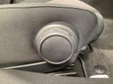 運転席にはドライバーの体型や好みに応じて前後方向だけでなく、高さの調整ができるシートリフターを装備!