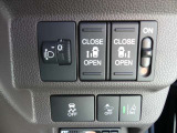 電動両側スライドドアが付いてます(運転席から操作可能です)