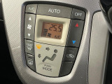 【オートエアコン】一度お好みの温度に設定すれば、車内の温度を検知し風量や温度を自動で調整。暑い…寒い…と何度もスイッチ操作をする必要はありません。快適な車内空間には必須の機能ですね♪