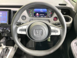 インテリアに合わせたデザインのステアリングは、運転される方のことも考え、運転しやすい形状、大きさです。是非一度、実際に触ってお確かめください。