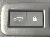 【パワーバックドア】スマートキーや運転席のボタンを押すだけでリアゲートが自動で開閉します!荷物を持っている時や、高い位置にあるバックドアを閉める際に便利な機能です♪