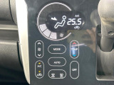 【オートエアコン】一度お好みの温度に設定すれば、車内の温度を検知し風量や温度を自動で調整。暑い…寒い…と何度もスイッチ操作をする必要はありません。快適な車内空間には必須の機能ですね♪