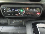 AUTOエアコンでいつでも快適な温度に!さらに運転席にはシートヒーターも付いています。
