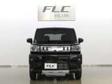 メッキパーツやシルバー塗装を内外装に採用した、タフトの特別仕様車『クロムベンチャー』。上質感と特別感が際立つ一台です。