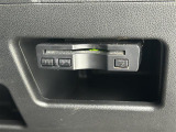 【ETC】有料道路を利用する際に料金所で停止することなく通過できる、ETC車載器(ノンストップ自動料金収受システム機器)が装備されています。セットアップを行うことで利用可能になります。