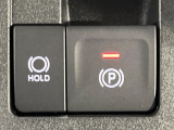 【電動パーキングブレーキ】パーキングブレーキは便利な電動式!ボタン一つで操作でき、アクセルを踏めば自動で解除されます♪レバーやペダルが無いので運転席廻りもすっきりしますね♪