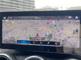 マットブラックにホワイトのLIBERALAのロゴの建物と看板が目印です。