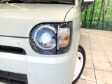 【LEDヘッドライト】悪天候や夜間走行時も良好な視界を確保し安心して運転できる高輝度LEDヘッドライトを装備!点灯速度が早く、消費電力も抑えられています。