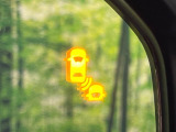 【ブラインドスポットインフォメーション】走行中、ドアミラーの死角になりやすい箇所に後続車が接近するとサイドミラー付近に警告を表示、ドライバーに注意喚起をしてくれます。