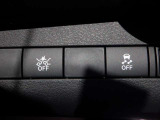 エマージェンシーブレーキは、 約10〜80km/h の範囲で前方の車両や歩行者と衝突する可能性がある場合に作動し、自動的に停止又は減速することにより 衝突回避や衝突被害の軽減を図ります。
