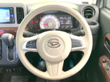 インテリアに合わせたデザインのステアリングは、運転される方のことも考え、運転しやすい形状、大きさです。是非一度、実際に触ってお確かめください。