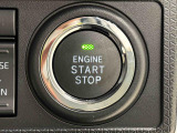電子カードキーを携帯していれば、ボタンを押すだけでエンジンの始動がスマートに行えます。